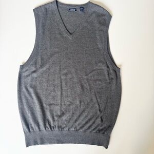 Izod Men’s Grey Sweater Vest Size Medium lol